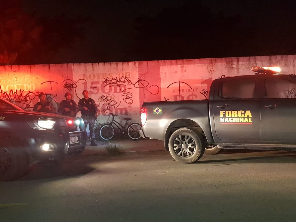 Os dois homens estavam em uma bicicleta quando foram atingidos por tiros vindos de um carro.  — Foto: Rafaela Duarte/Sistema Verdes Mares