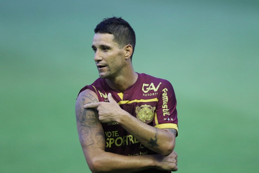 Decisivo Pelo Sport Thiago Neves Faz Homenagem Ao Avo Em Vitoria Sobre O Athletico Sport Ge