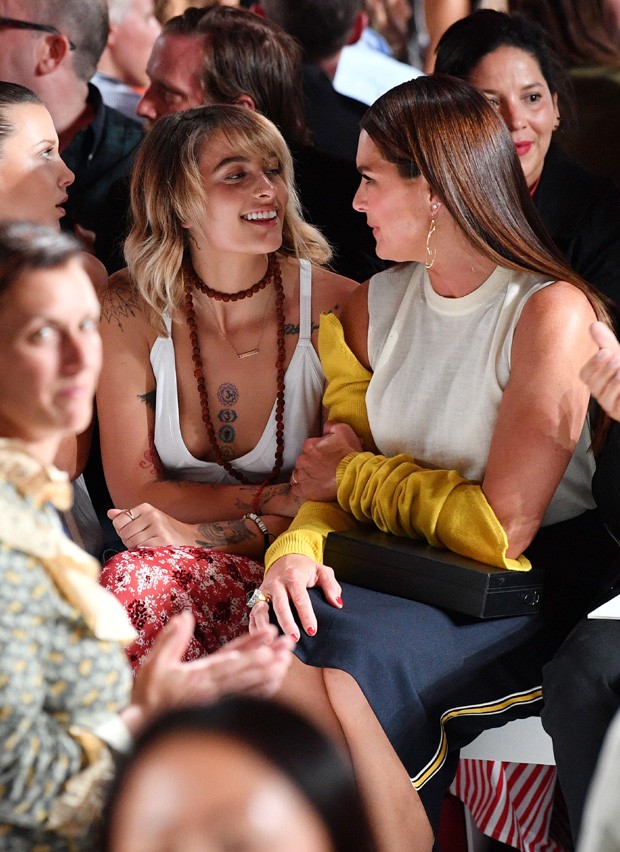 NEW YORK, NY - SEPTEMBER 07:  Paris Jackson and Brooke Shields attend the Calvin Klein Collection fashion show during New York Fashion Week on September 7, 2017 in New York City.  (Photo by Dia Dipasupil/Getty Images) (Foto: Getty Images)