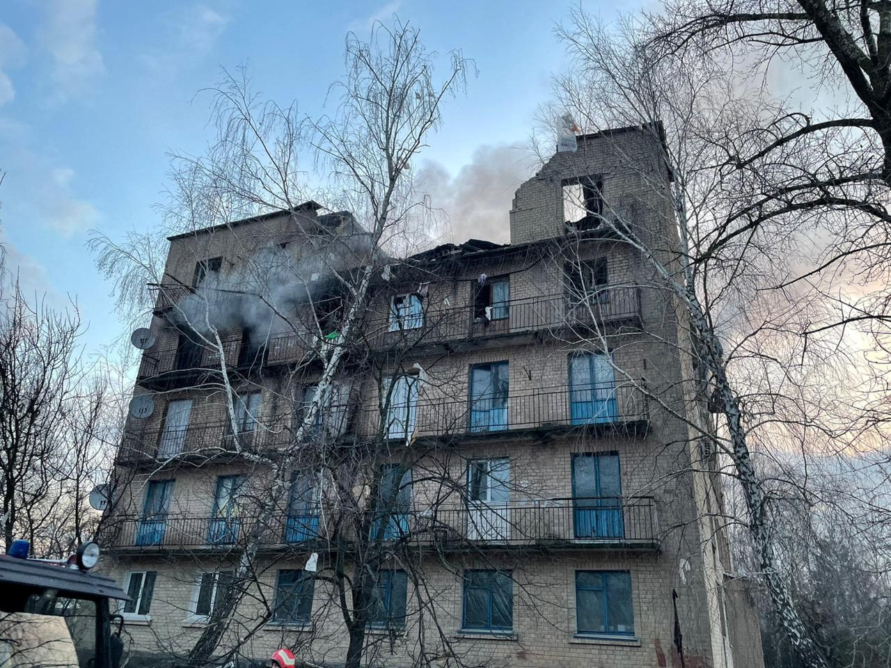 Ataque de drones russos fabricados no Irã deixa três mortos e atinge escola perto de Kiev; veja imagem 
