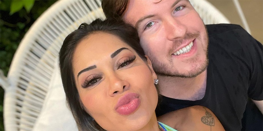 Na cama, Maíra Cardi posa com o namorado, Primo Rico, e trolla: Está sem dinheiro