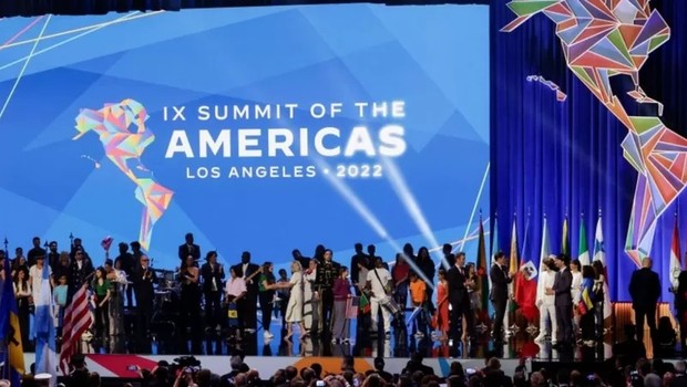 Clima na abertura da Cúpula das Américas foi típico dos grandes eventos de entretenimento americano (Foto: REUTERS via BBC)