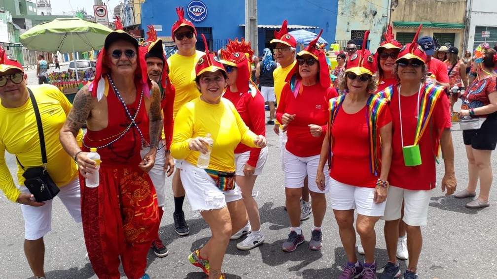 Da cabeça aos pés, grupo de Na\tal (RN) se vestiu de galo para homenagear o clube, no Recife  — Foto: Marlon Costa?pernambuco Press