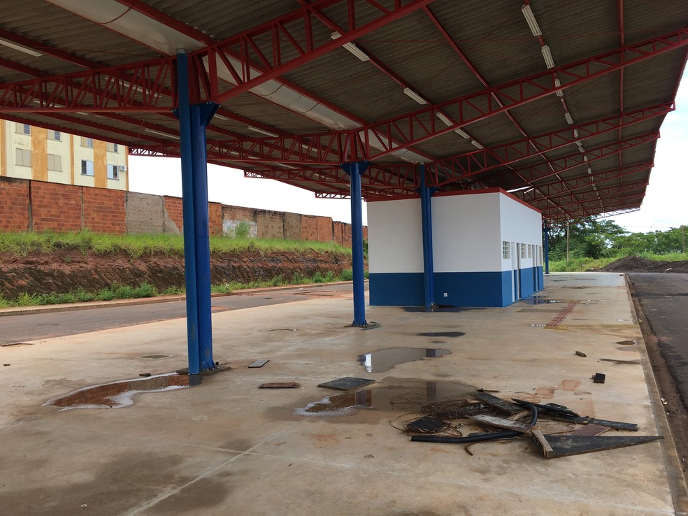 Área de embarque e desembarque possui madeiras e pregos enferrujados (Foto: Valmir Custódio/G1)