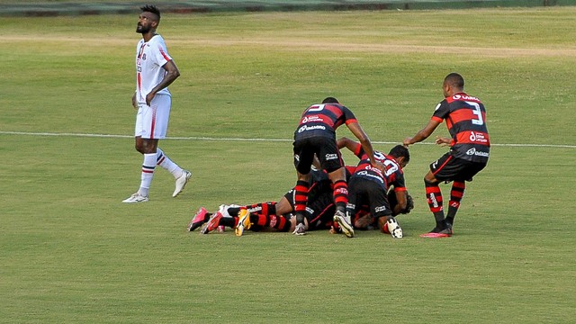 Jogadores do Vitória comemoram gol marcado diante do Santa Cruz