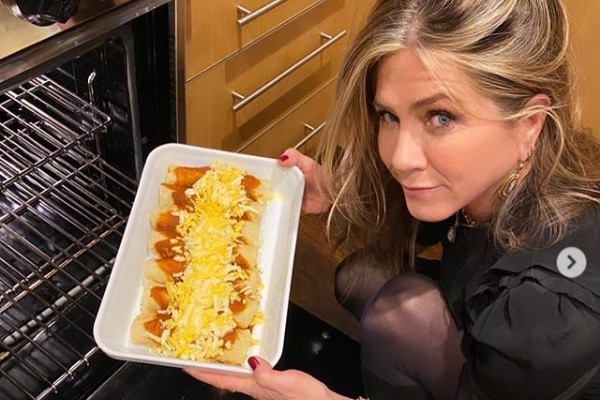 A atriz Jennifer Aniston cozinhando para jantar especial em comemoração ao Dia de Ações de Graças (Foto: Instagram)