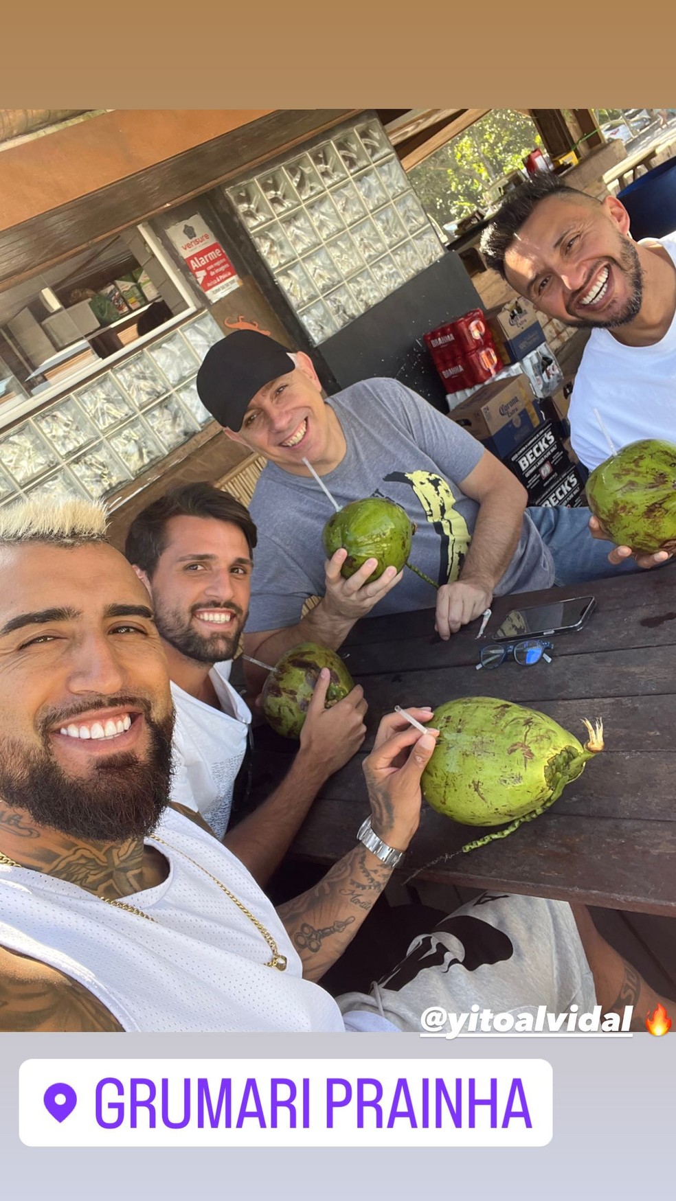 Vidal toma &aacute;gua de coco ao lado do empres&aacute;rio, do primo e de um amigo &mdash; Foto: Reprodu&ccedil;&atilde;o