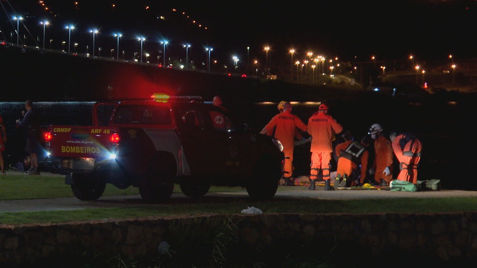 Policial militar sofre acidente no Lago Paranoá, próximo a Ponte JK  — Foto: Reprodução/TV Globo 
