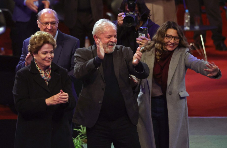 Os ex-presidentes Lula e Dilma Rousseff aparecem em palanque em Porto Alegre