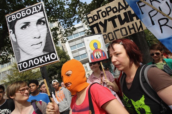 Em agosto de 2012, apoiadores do trio protestam pela liberdade de Nadezhda Tolokonnikova (Foto: Getty Images)