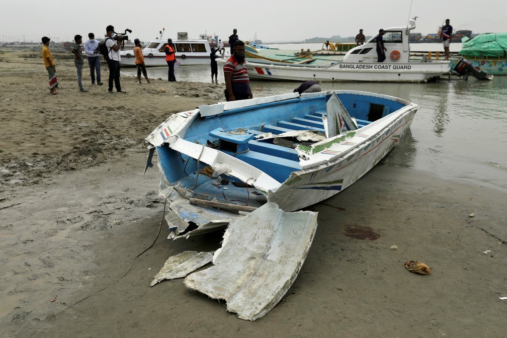 Lancha que colidiu com graneleiro carregado de areia em Madaripur, Bangladesh. Acidente deixou no rio Padma ao menos 26 mortos em 3 de maio de 2021 — Foto: Reuters