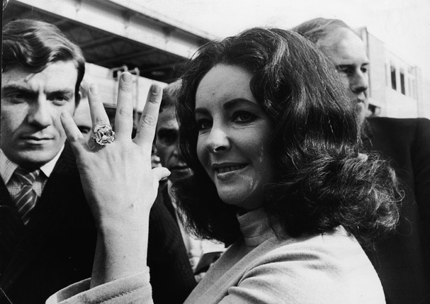 Elizabeth Taylor com o anel do diamante Krupp, em 1968. (Foto: Getty Images)