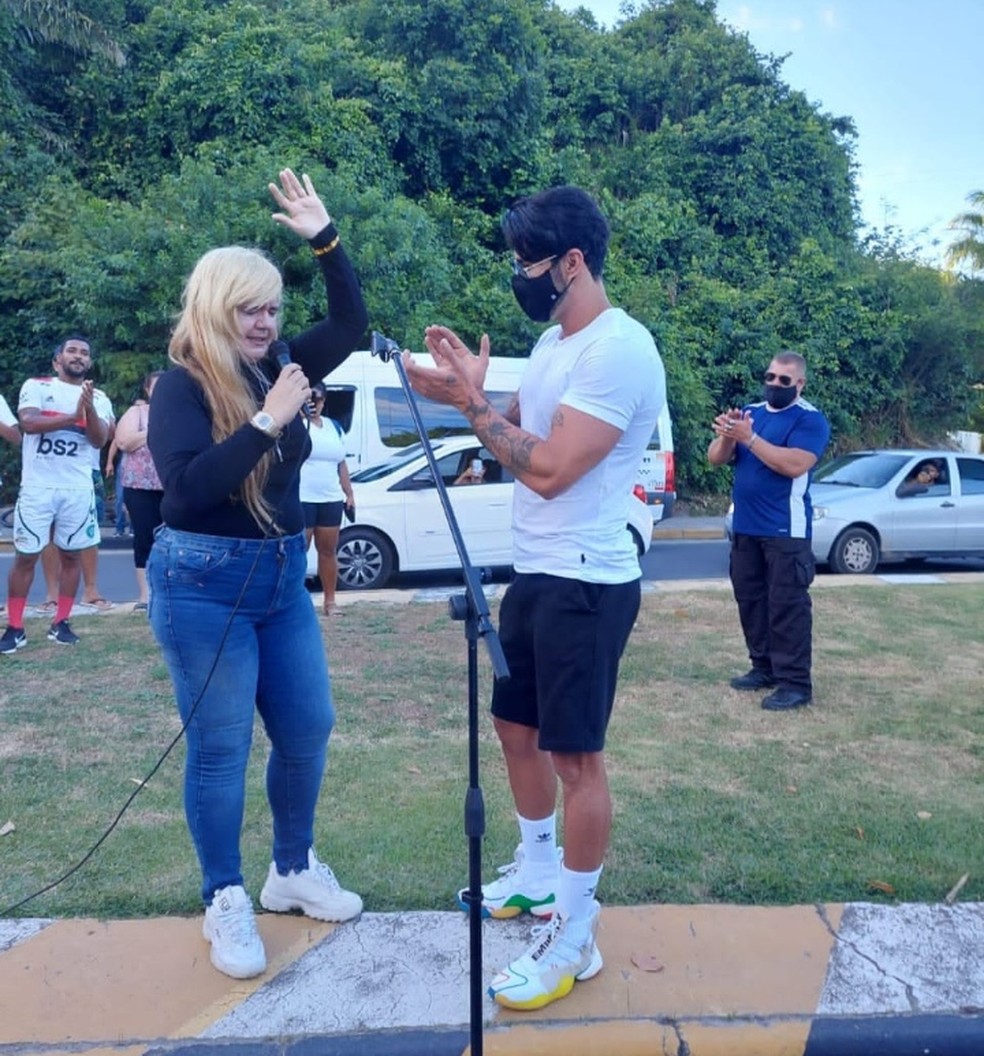 Gusttavo Lima sai de carro e canta com mulher que fazia oração no meio da rua na Bahia — Foto: Arquivo Pessoal