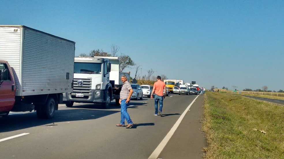 Um congestionamento se formou no local durante o protesto na SP-321 entre Bauru e Arealva (Foto: Fernanda Ubaid / TV TEM )