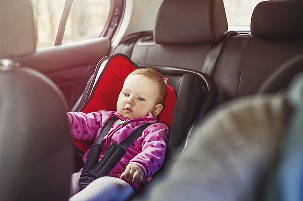 Bebê na cadeirinha no carro (Foto: Thinkstock)