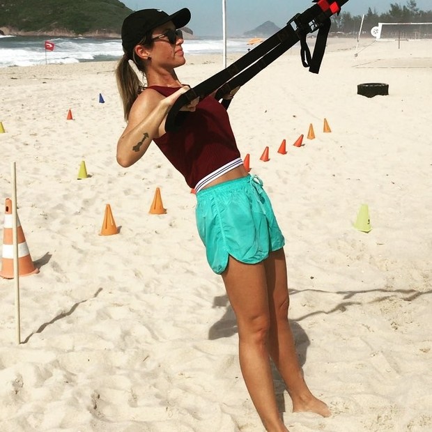Juliana Didone treina na praia (Foto: Reprodução/Instagram)