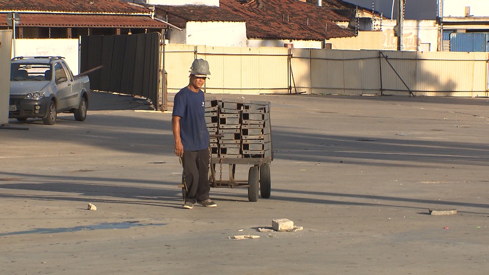 Homens já estão trabalhando na montagem do Maior São João do Mundo (Foto: Reprodução/ TV Paraíba)