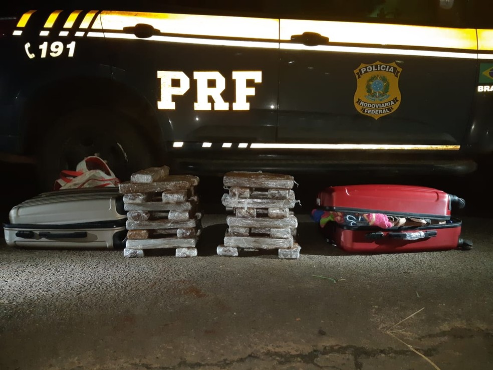 Maconha estava no bagageiro do ônibus abordado em Guaiçara  — Foto: Polícia Rodoviária Federal / Divulgação 