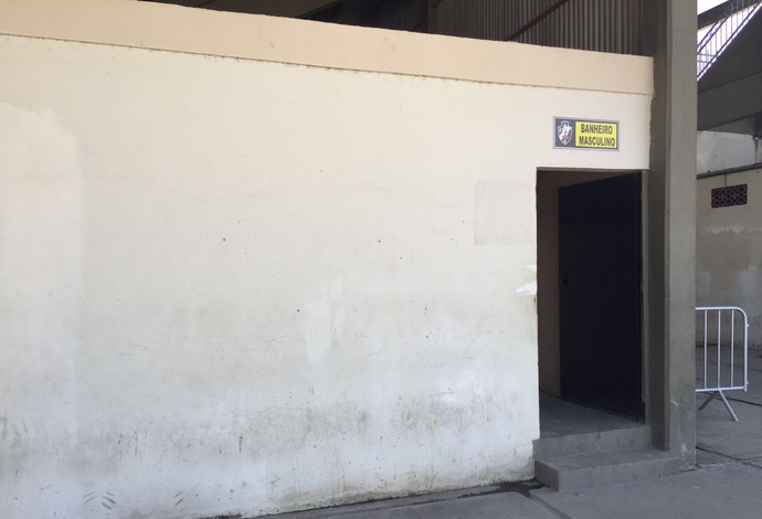 Vasco inicia reforma no banheiro após depredação da torcida do Fla