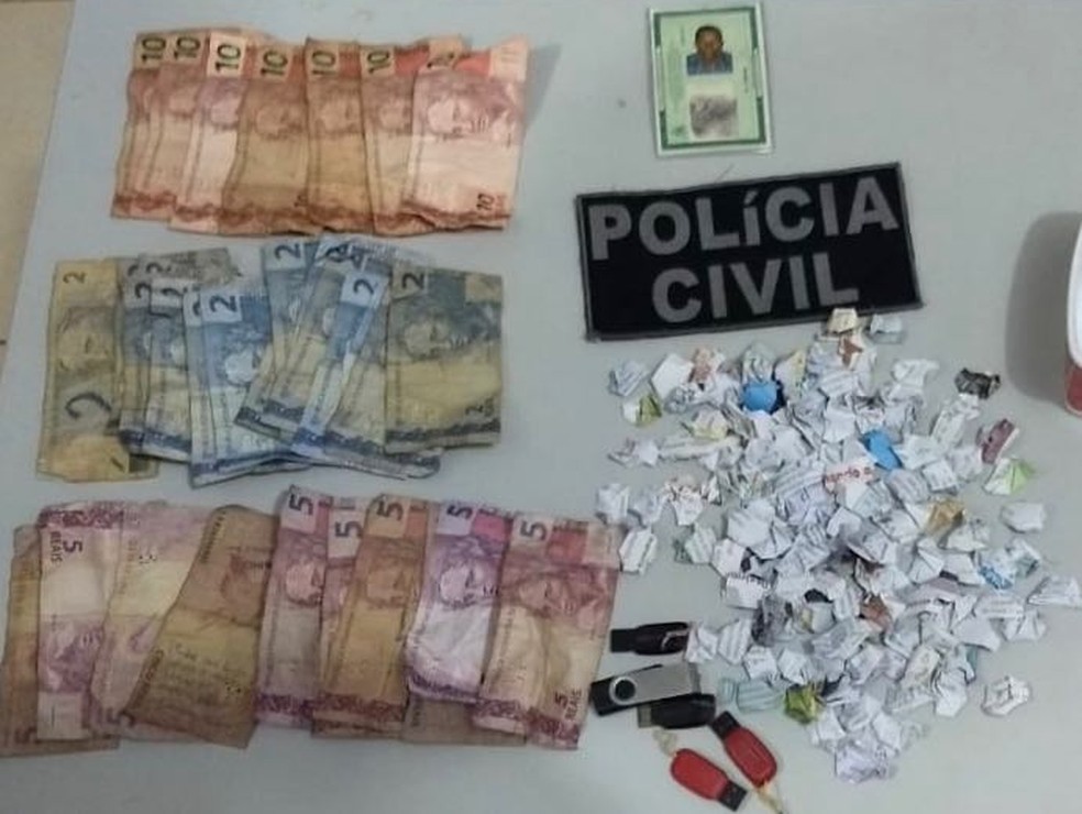 Polícia Civil de Penalva apreende drogas e dinheiro com dupla presa por suspeita de tráfico de crack na cidade. — Foto: Divulgação/Polícia Civil