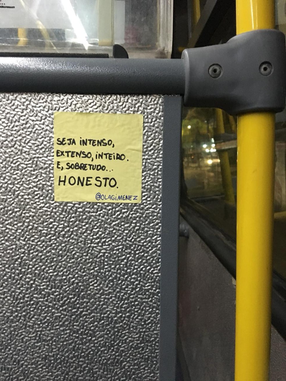 Fotógrafa colou bilhetes com mensagens positivas em ônibus de Santos, SP — Foto: Arquivo Pessoal/Paola Gimenez