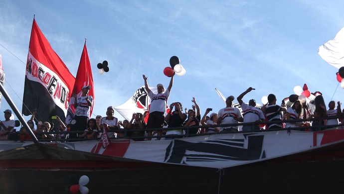 Na chegada de Kaká, torcida pede Lugano, mas Aidar descarta outra vez