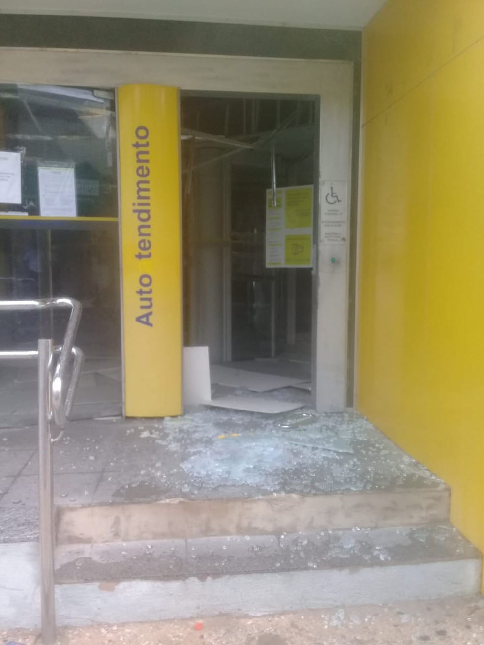 Bandidos causaram grande estrago em agência do Banco do Brasil no Centro de Teresina — Foto: Divulgação/PM