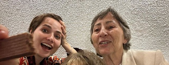 Letícia Colin com o filho e a mãe em noite de teatro — Foto: Reprodução/Instagram