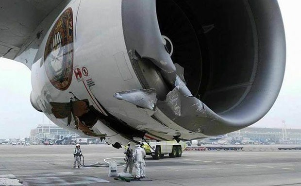 Aeronave sofreu acidente enquanto seguia para ser abastecida; Dois funcionários do aeroporto ficaram feridos. (Foto: Divulgação/Iron Maiden)