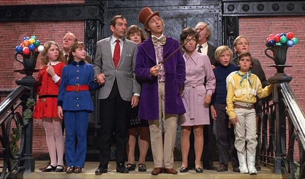 O ator Gene Wilder e as crianças de 'A Fantástica Fábrica de Chocolates' (1971) (Foto: Reprodução)