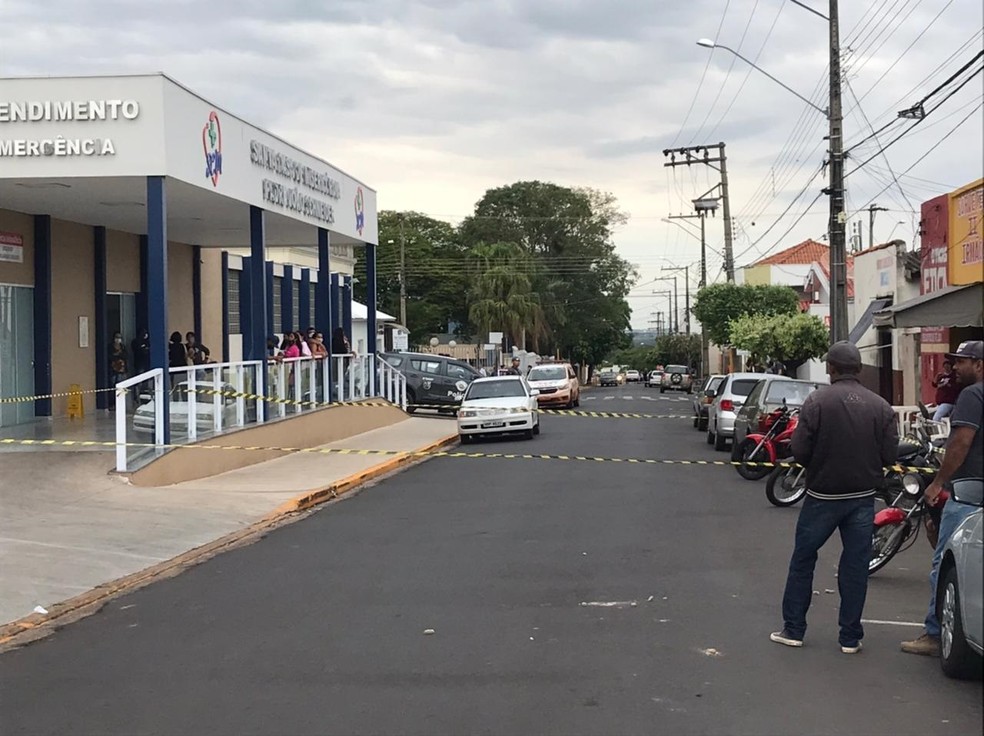Tiros foram disparados na frente da Santa Casa de Misericórdia de Martinópolis (SP) — Foto: Cedida