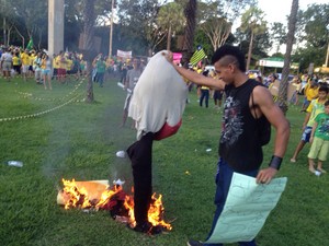 Manifestantes atearam fogo no boneco que representava a presidente DIlma (Foto: Ellyo Teixeira/G1)