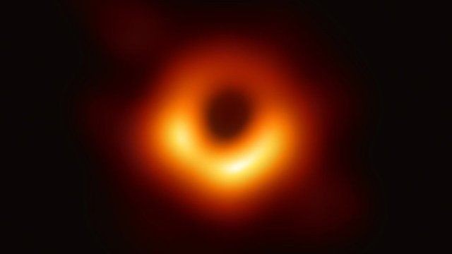 Oito telescópios foram usados para registrar a imagem do buraco negro no centro da galáxia Messier 87 (Foto: EHT via BBC News Brasil)