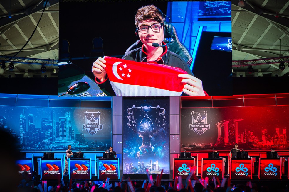LEP mostrou a bandeira de Singapura para agradecer a torcida pelo carinho — Foto: Divulgação/Riot Games