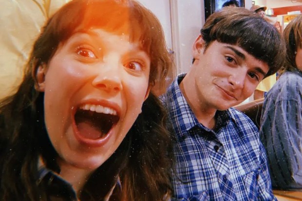 Millie Bobby Brown e Noah Schnapp durante as gravações da quarta temporada de 'Stranger Things' (Foto: Reprodução/Instagram)
