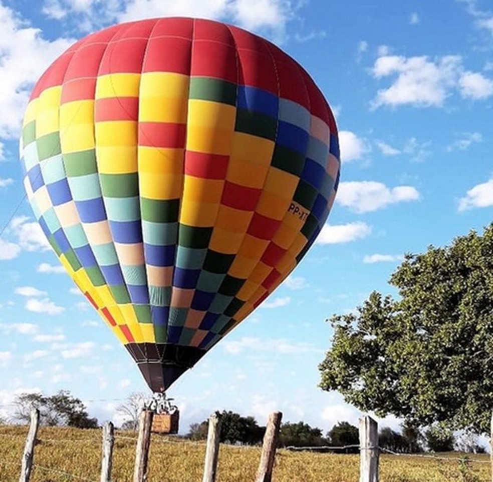 Passeio de balão em Bonito, no Agreste de Pernambuco — Foto: GTpromo Balonismo/Instagram/Reprodução