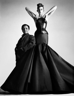 Luto na moda: aos 77 anos, morre Azzedine Alaïa, um dos nomes de maior referência da moda, responsável por criações esculturais que sempre valorizavam o corpo da mulher