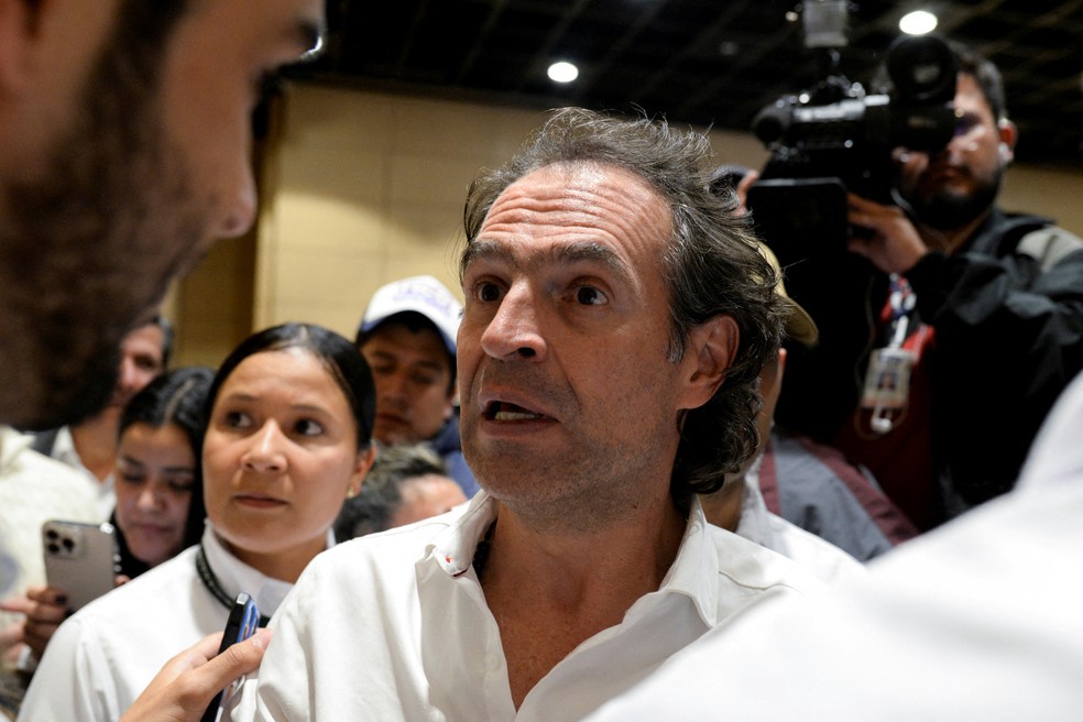 'Fico' Guti&eacute;rrez quando chegou a local de encontro dos seus eleitores em Bogot&aacute; &mdash; Foto: Vannessa Jimenez/REUTERS