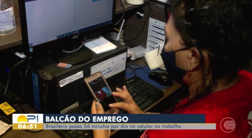 Uso indevido ou exagerado do celular no trabalho pode causar demissão — Foto: TV Clube