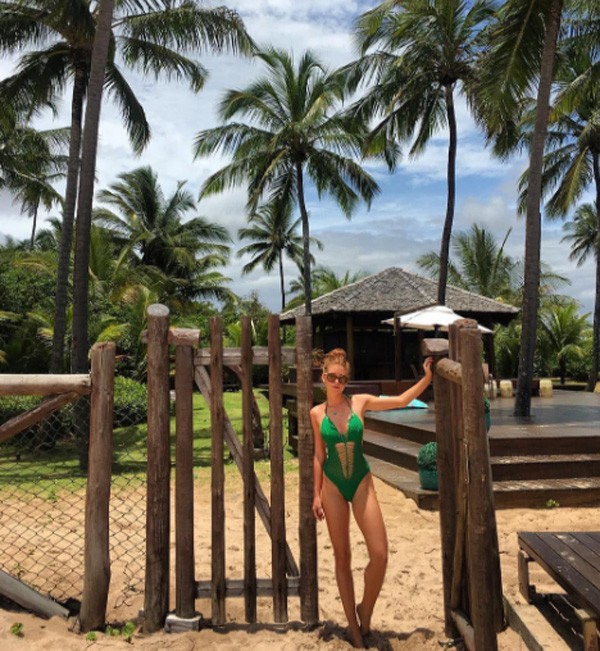 Marina mostra a boa forma em foto na praia (Foto: Reprodução/Instagram)