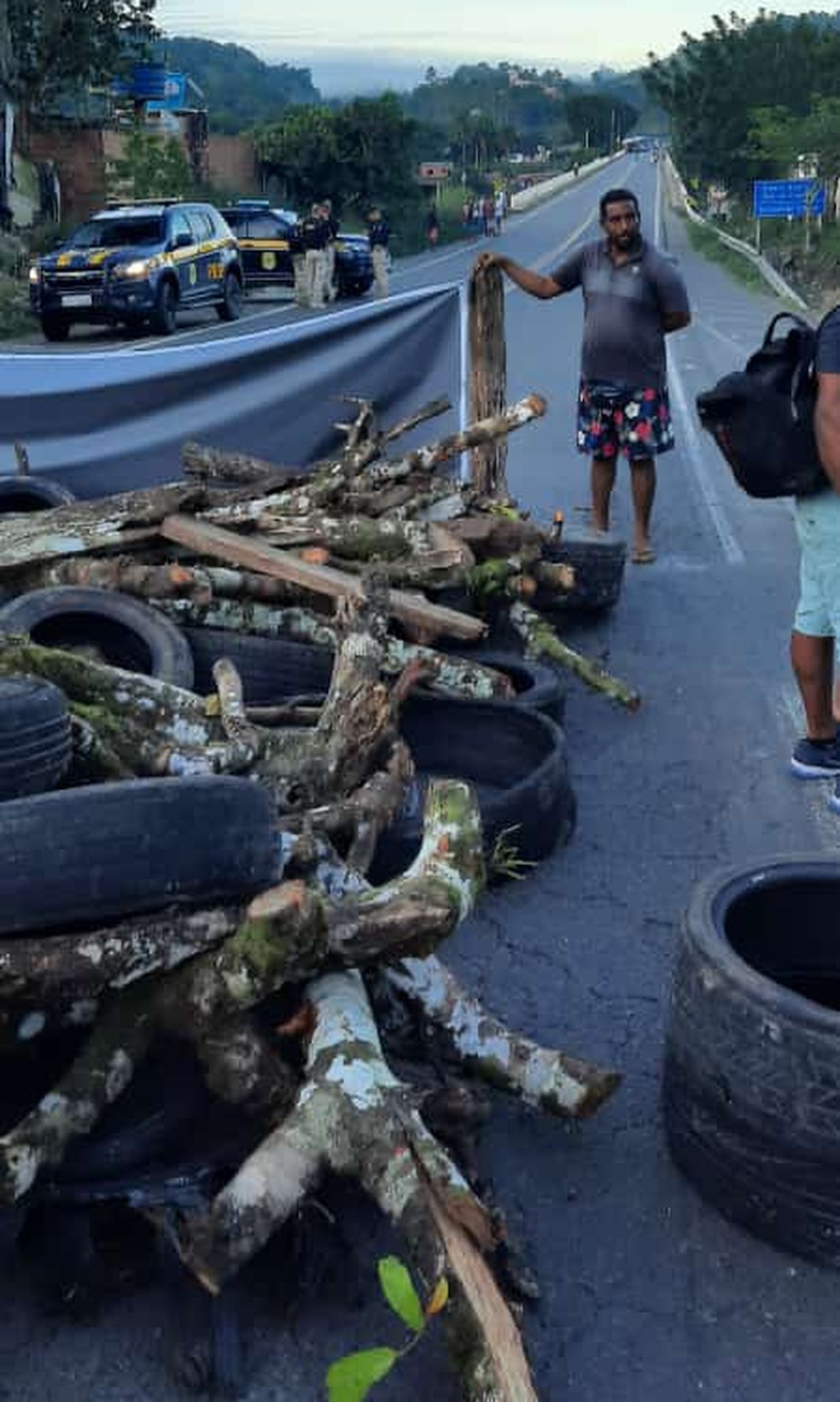 Moradores usaram pneus e madeira para bloquear trecho da rodovia entre Maraú e Ubaitaba — Foto: Reprodução/Redes Sociais
