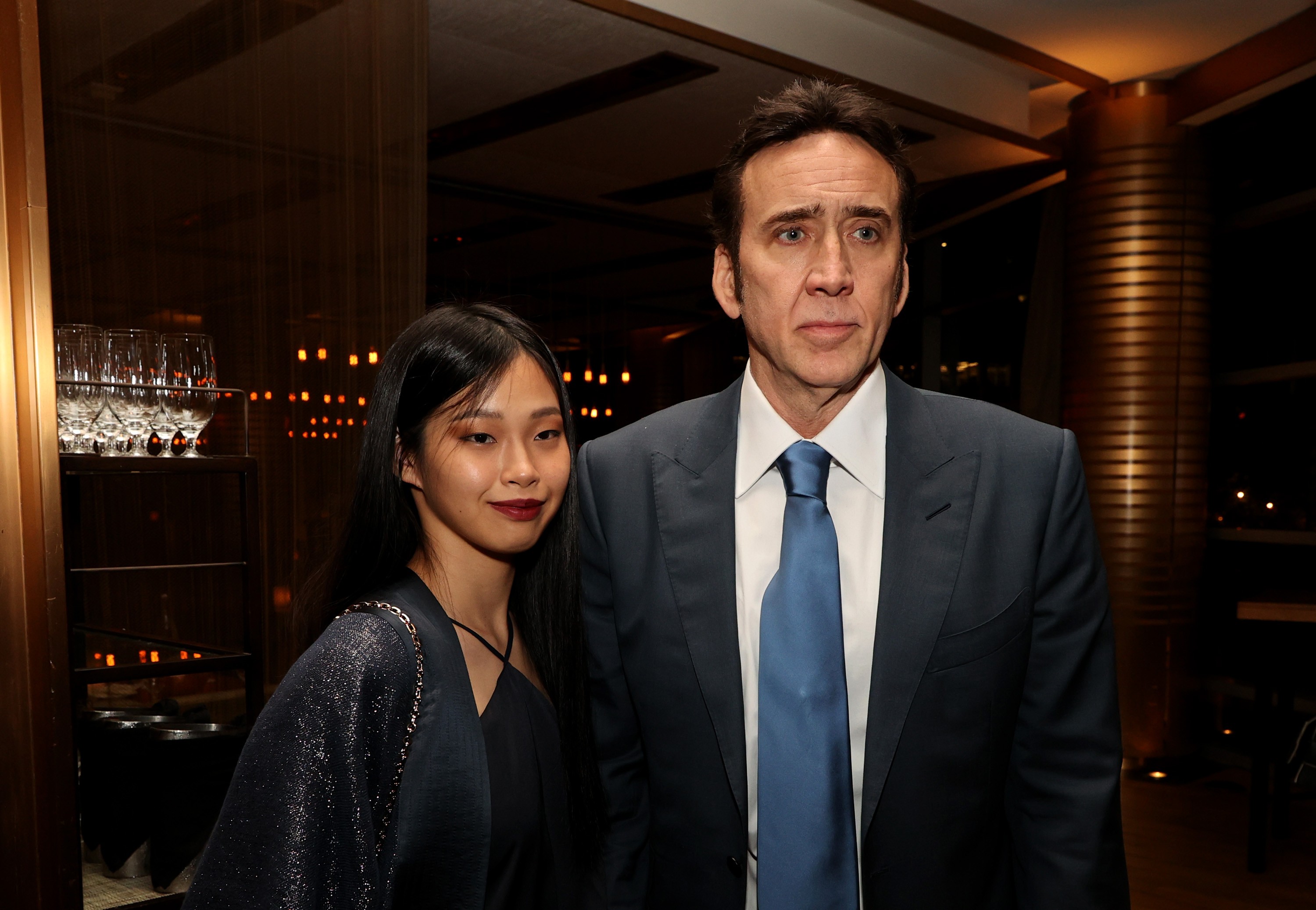 O ator Nicolas Cage com a esposa, Riko Shibata, no evento de lançamento do drama Pig (2021) (Foto: Getty Images)