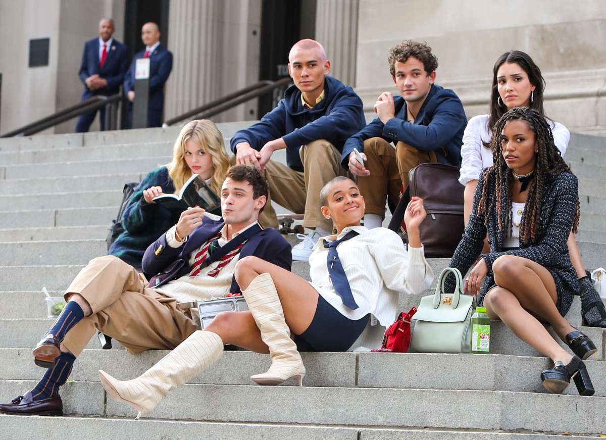 Novo elenco de Gossip Girl é clicado nas escadarias do MET de Nova York, cenário clássico da trama original (Foto: Getty Images)