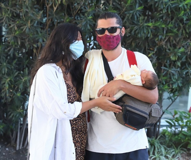 Yanna Lavigne e Bruno Gissoni deixam a maternidade com a filha recém-nascida (Foto: Daniel Pinheiro/AgNews )