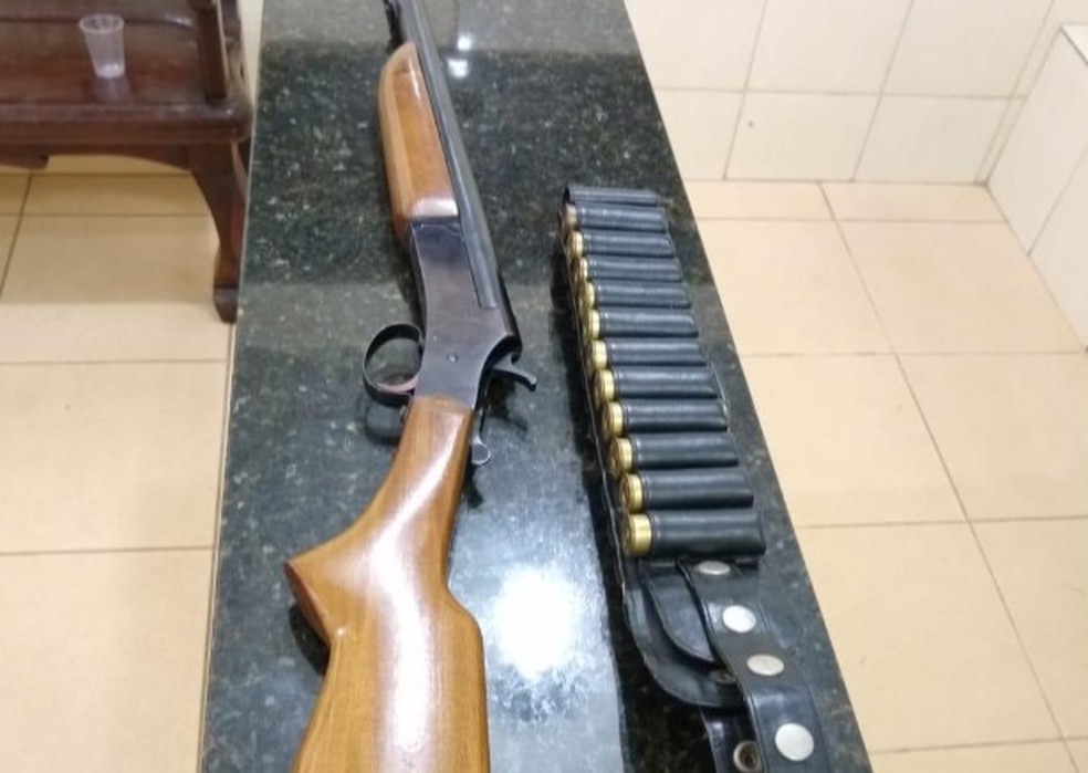 Espingarda apreendida pela PM em Ribeir&atilde;o Bonito &mdash; Foto: Pol&iacute;cia Militar/Divulga&ccedil;&atilde;o