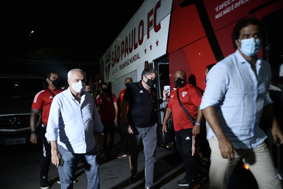 Leco, Raí e Julio Casares no Morumbi — Foto: Marcos Ribolli