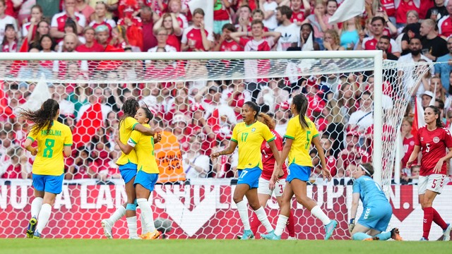 Jogadoras do Brasil comemoram o gol de Debinha contra a Dinamarca
