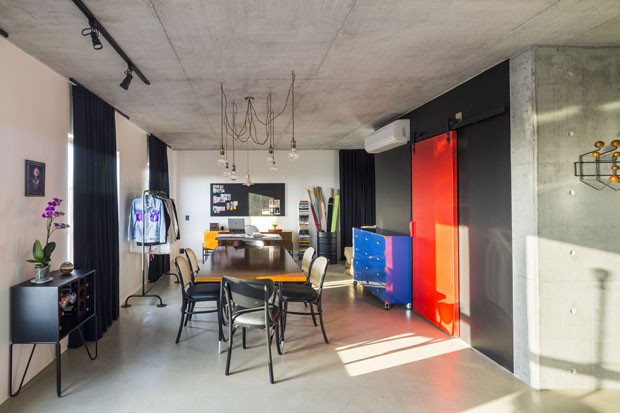 Cortinas vermelhas e vidros separam ambientes em apartamento industrial (Foto: Ricardo Jaeger/Divulgação)