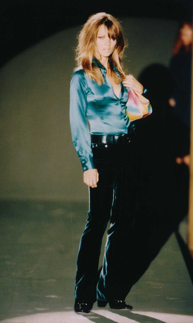 Kate Moss in the teal satin shirt and velvet jeans that sold out in seconds from the Autumn/Winter 1995-1996 collection (Foto: Gucci)
