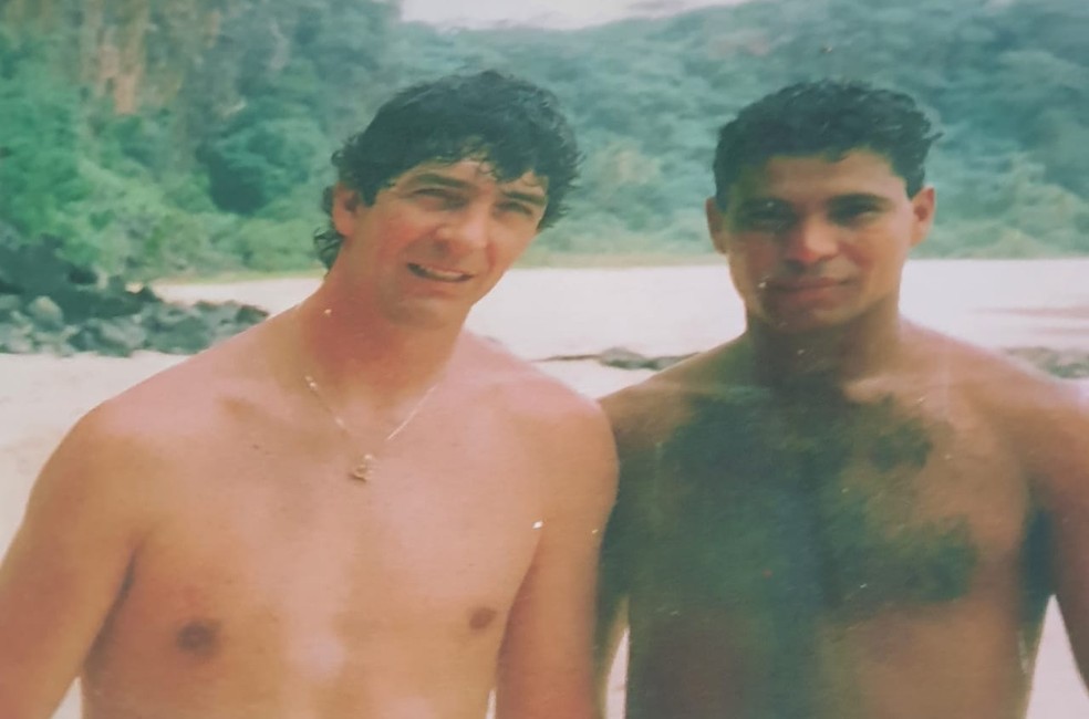 Paolo Rossi e Piano, jogador de Fernando de Noronha, em visita do italiano ao arquipélago em 1997 — Foto: Arquivo pessoal
